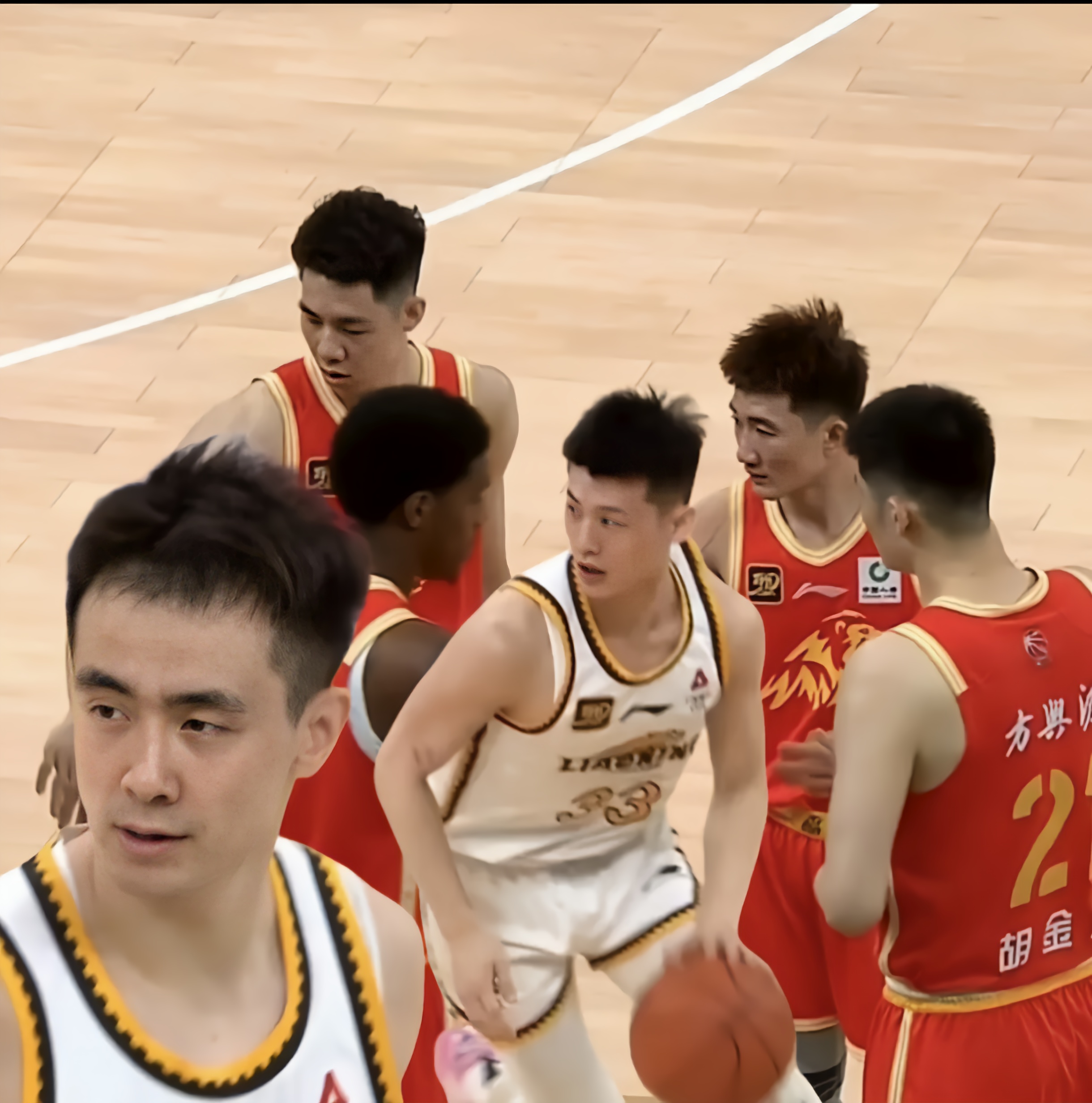 爱游戏体育下载-包含揭秘CBA比赛的内幕，球员背后的艰辛与坚守的词条
