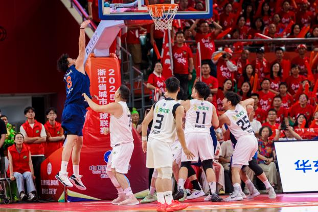 篮球比赛中球员奋力拼搏争夺胜利 篮球比赛中球员奋力拼搏争夺胜利